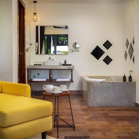 The Thirdfold Residence Сиемрип Экстерьер фото Bathroom at the hotel