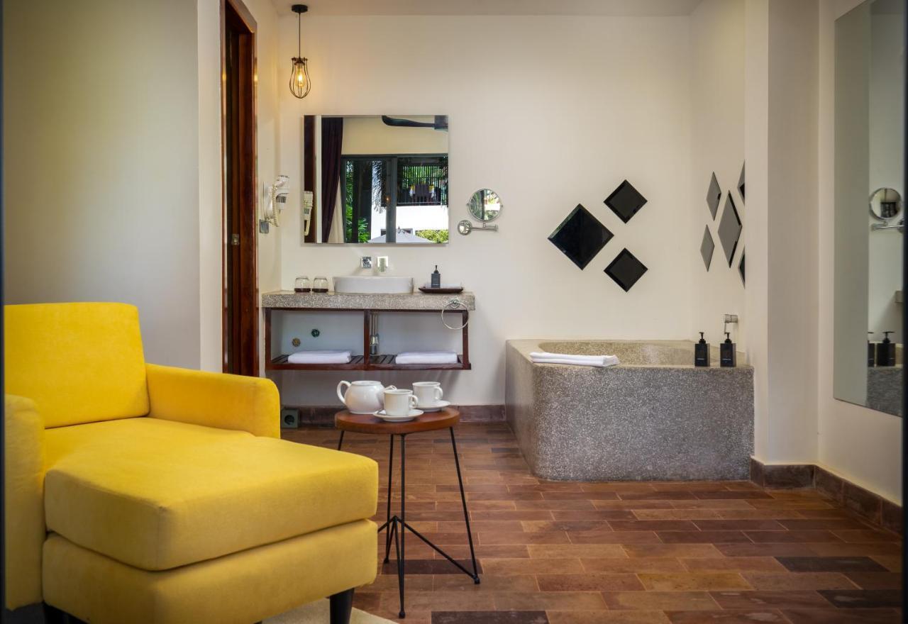 The Thirdfold Residence Сиемрип Экстерьер фото Bathroom at the hotel