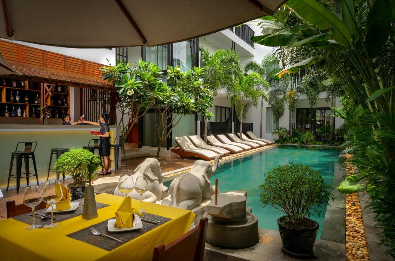 The Thirdfold Residence Сиемрип Экстерьер фото The pool at the hotel