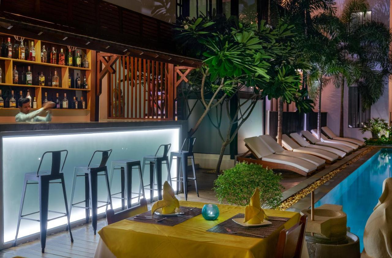 The Thirdfold Residence Сиемрип Экстерьер фото The pool bar at the hotel