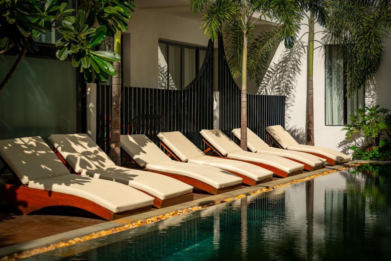 The Thirdfold Residence Сиемрип Экстерьер фото The pool at the hotel
