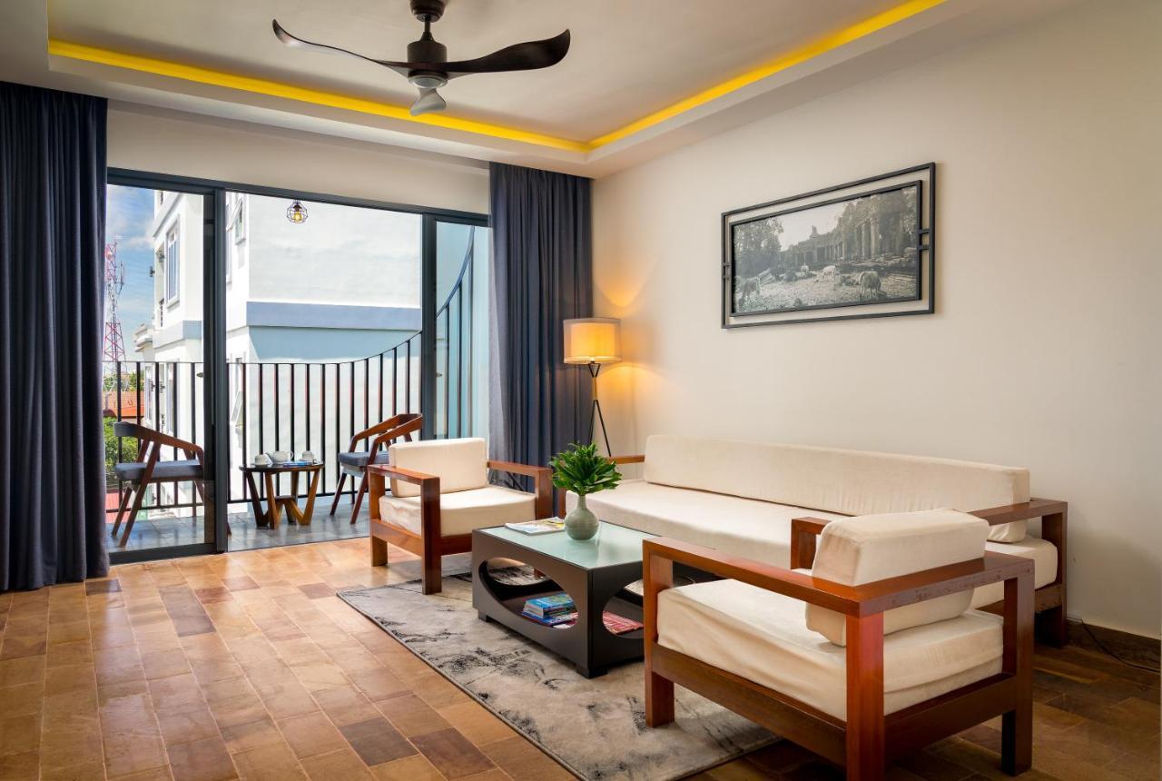 The Thirdfold Residence Сиемрип Экстерьер фото A living room in a hotel