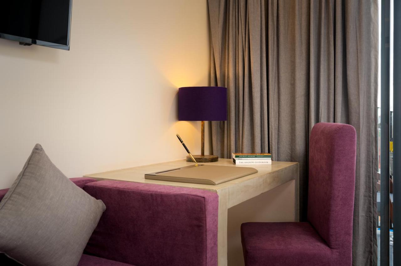 The Thirdfold Residence Сиемрип Экстерьер фото A table lamp