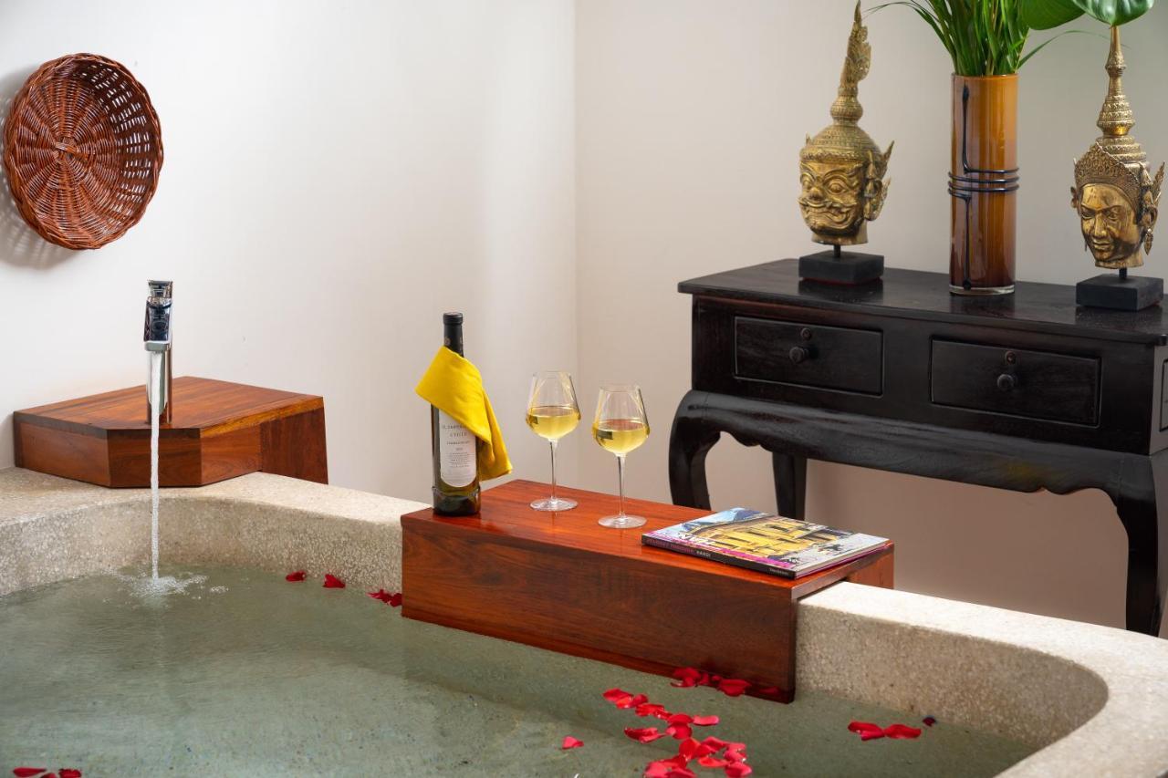 The Thirdfold Residence Сиемрип Экстерьер фото A bathtub with rose petals