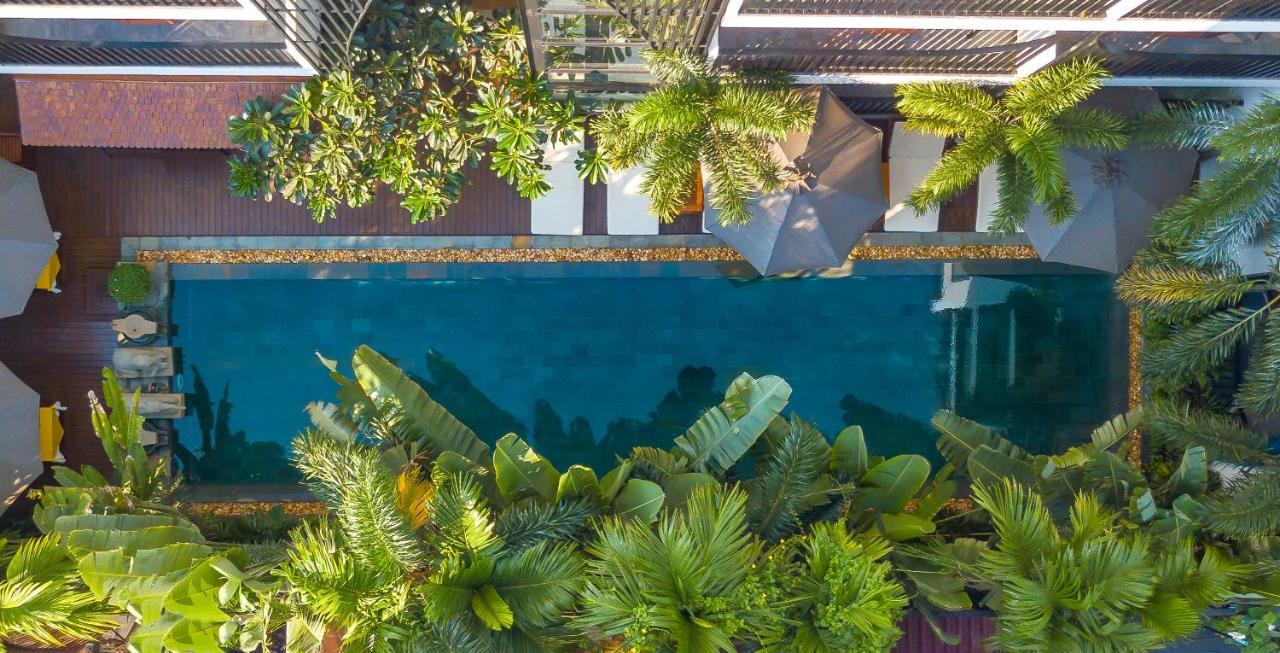 The Thirdfold Residence Сиемрип Экстерьер фото The pool at the hotel