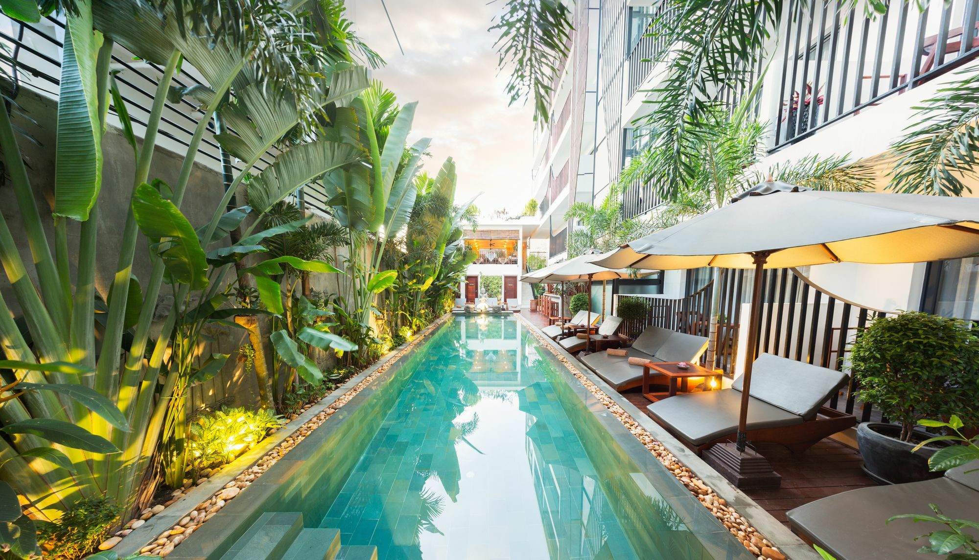 The Thirdfold Residence Сиемрип Экстерьер фото The swimming pool at the hotel